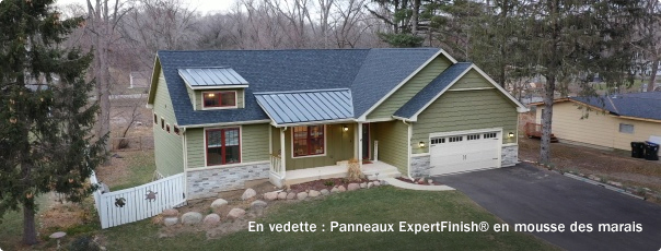 Maison de ferme avec moulures vertes